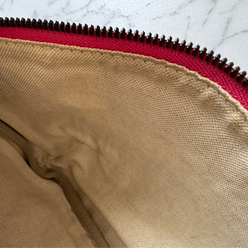 Gucci粉紅皮革胸口包-16