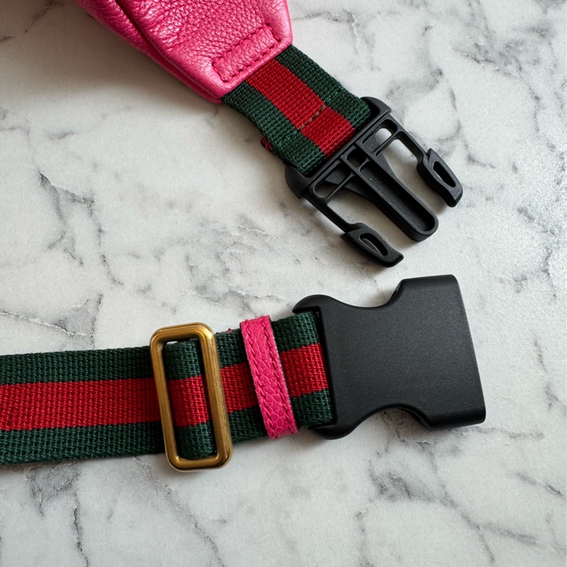 Gucci粉紅皮革胸口包-23