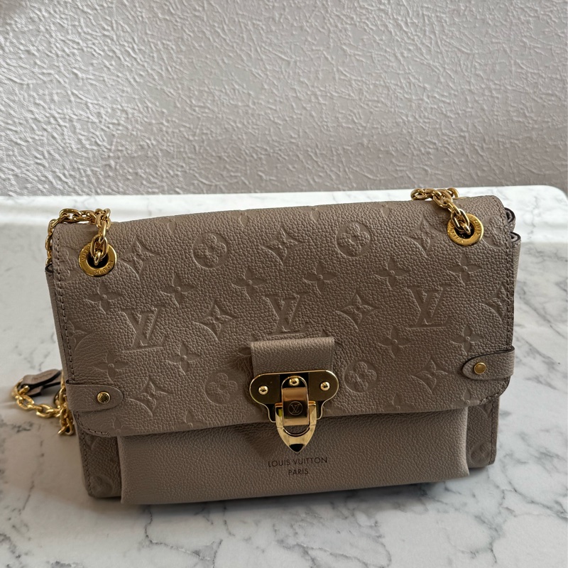 LV M44929奶茶色壓紋雙鏈肩背包-0