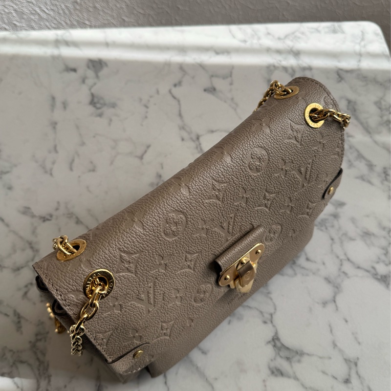 LV M44929奶茶色壓紋雙鏈肩背包-1