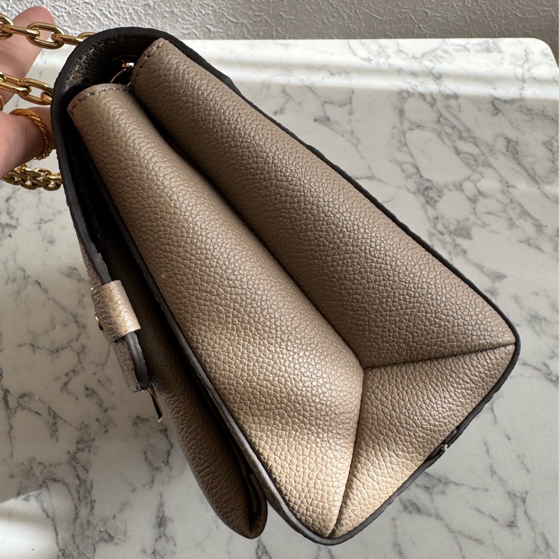 LV M44929奶茶色壓紋雙鏈肩背包-3