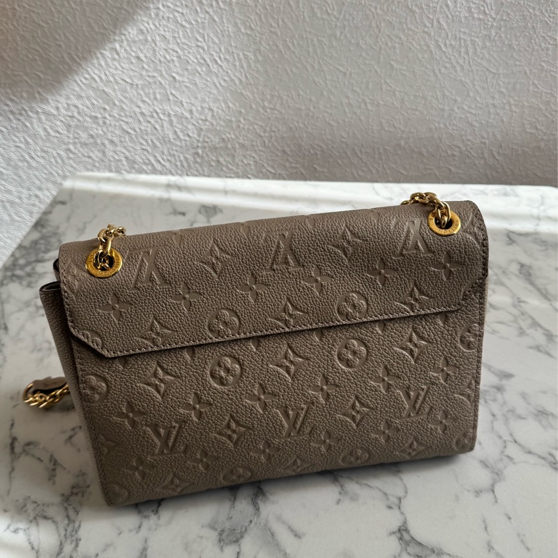 LV M44929奶茶色壓紋雙鏈肩背包-4