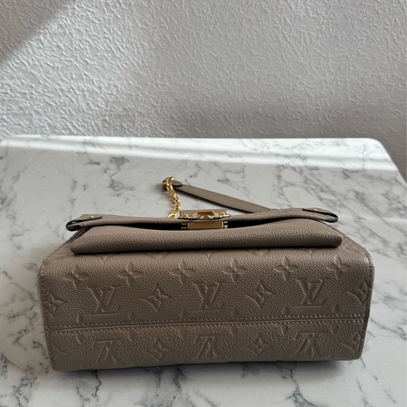 LV M44929奶茶色壓紋雙鏈肩背包-5