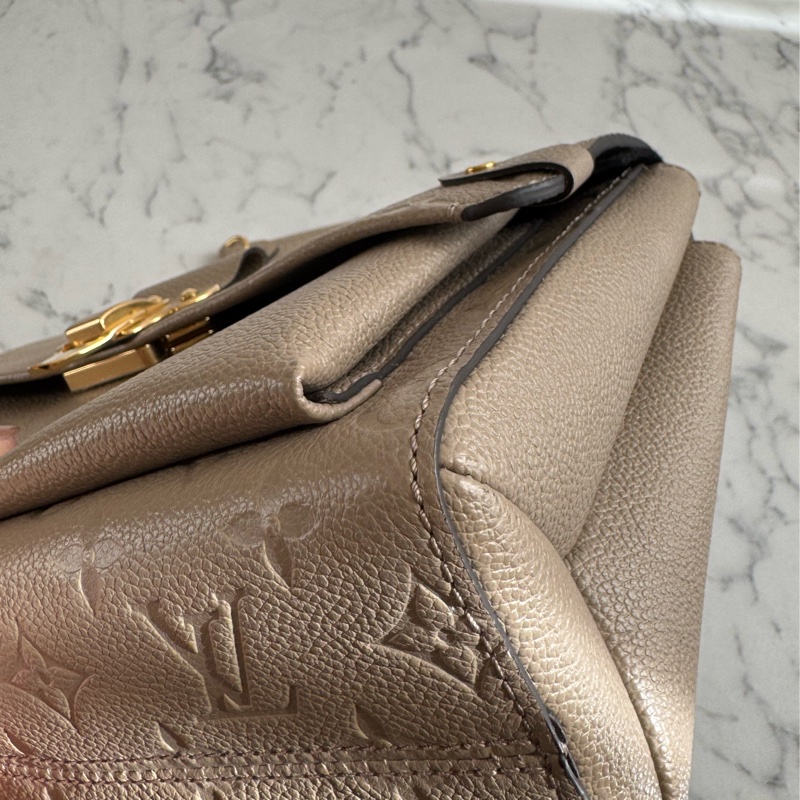 LV M44929奶茶色壓紋雙鏈肩背包-7