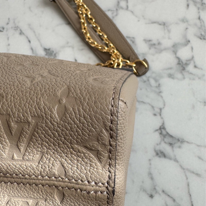 LV M44929奶茶色壓紋雙鏈肩背包-8