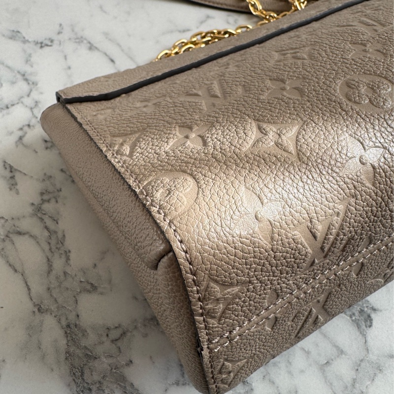 LV M44929奶茶色壓紋雙鏈肩背包-9
