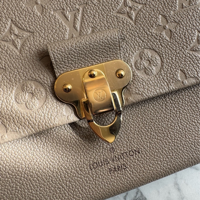 LV M44929奶茶色壓紋雙鏈肩背包-10