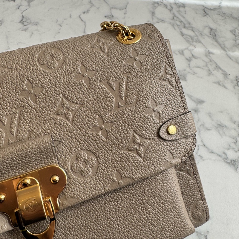 LV M44929奶茶色壓紋雙鏈肩背包-12