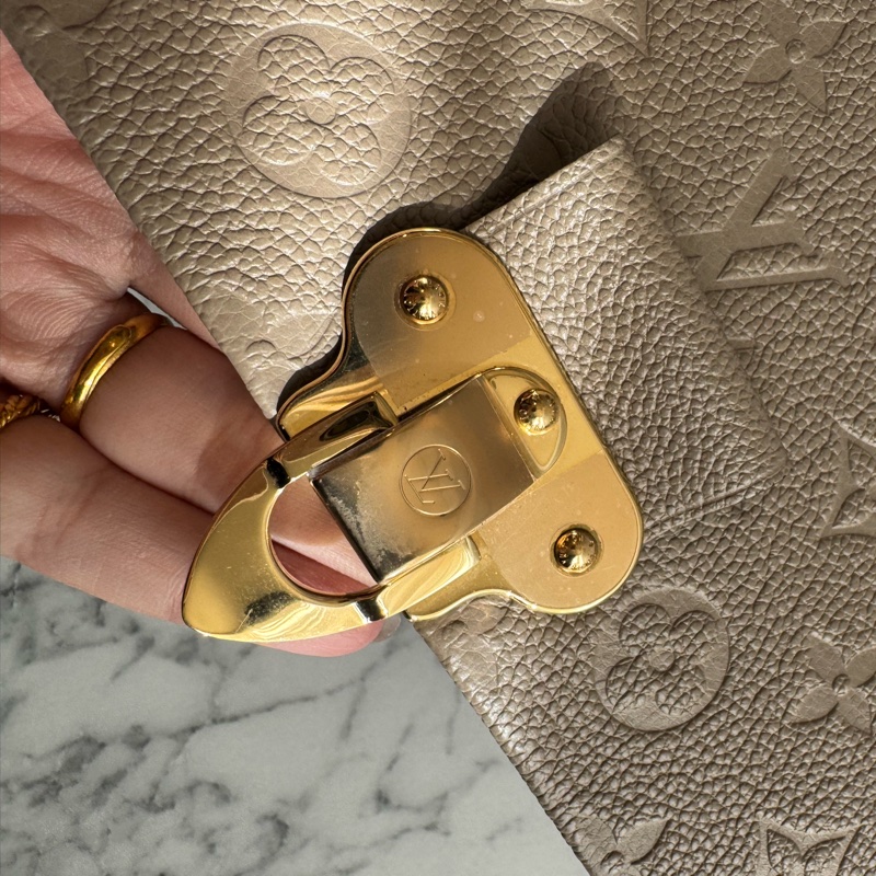 LV M44929奶茶色壓紋雙鏈肩背包-13