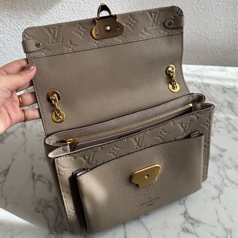 LV M44929奶茶色壓紋雙鏈肩背包-14