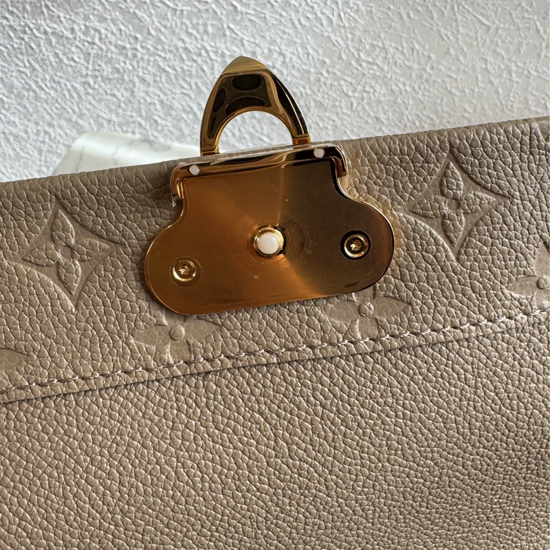 LV M44929奶茶色壓紋雙鏈肩背包-15