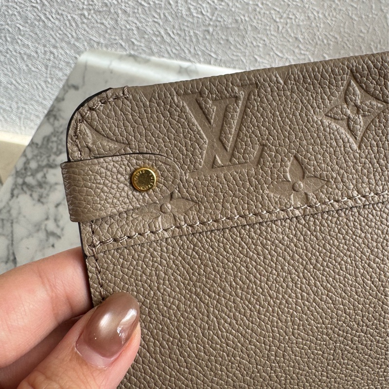 LV M44929奶茶色壓紋雙鏈肩背包-16
