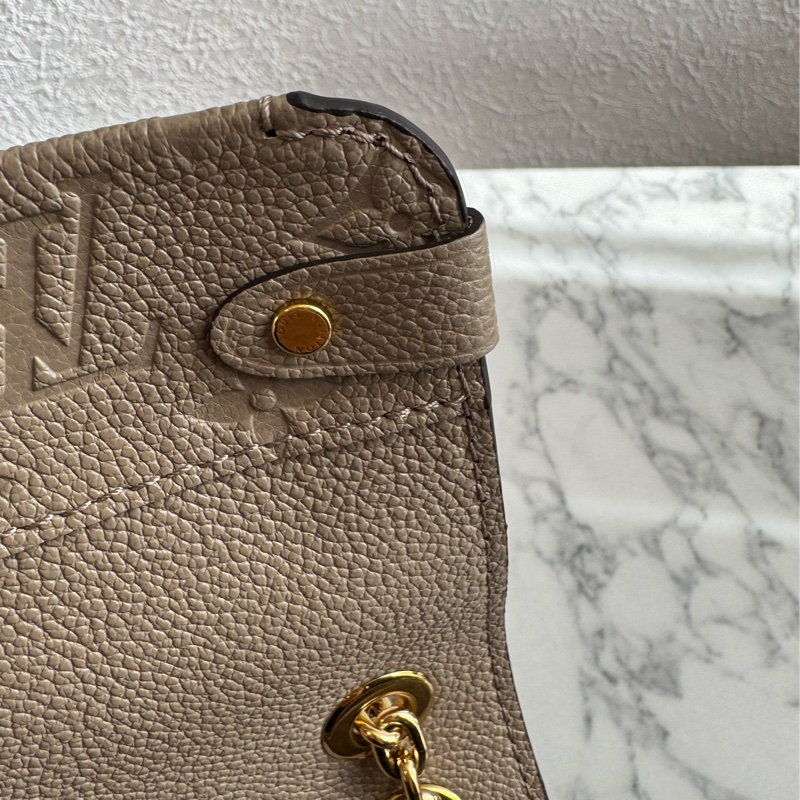 LV M44929奶茶色壓紋雙鏈肩背包-17