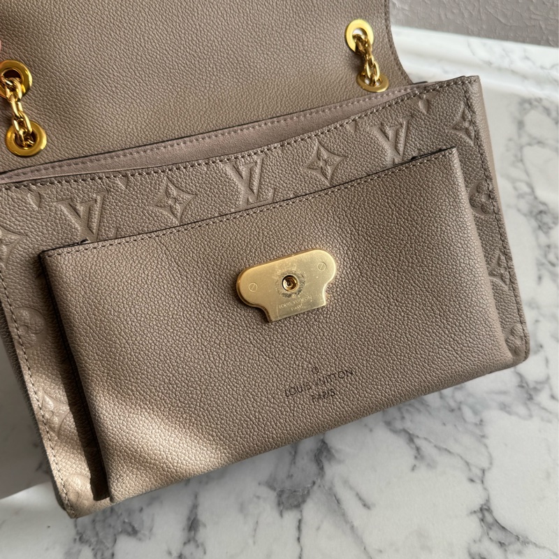 LV M44929奶茶色壓紋雙鏈肩背包-18