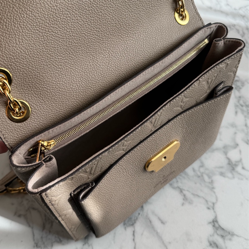 LV M44929奶茶色壓紋雙鏈肩背包-19