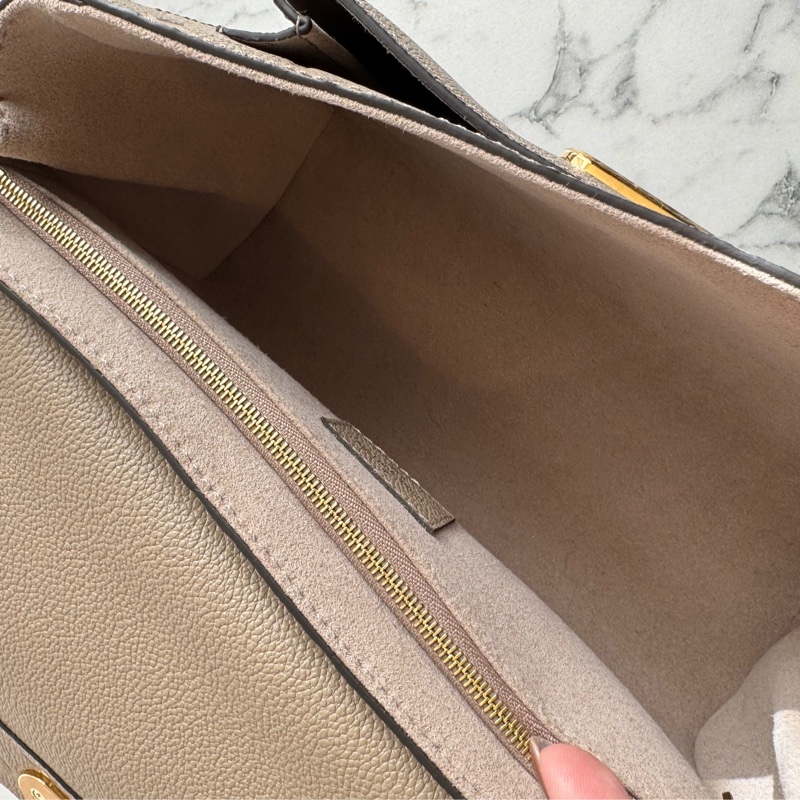 LV M44929奶茶色壓紋雙鏈肩背包-22