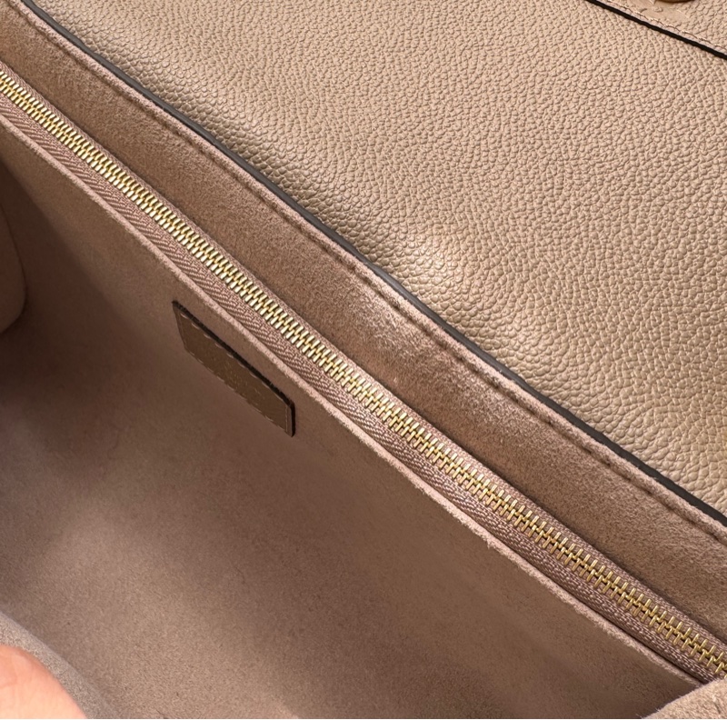 LV M44929奶茶色壓紋雙鏈肩背包-26