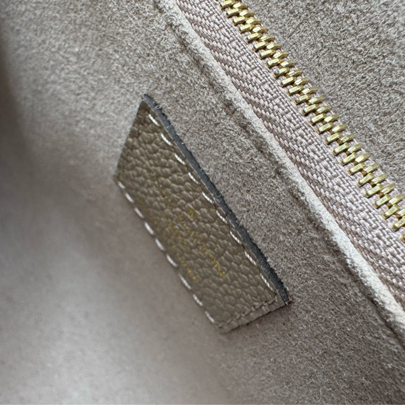 LV M44929奶茶色壓紋雙鏈肩背包-27