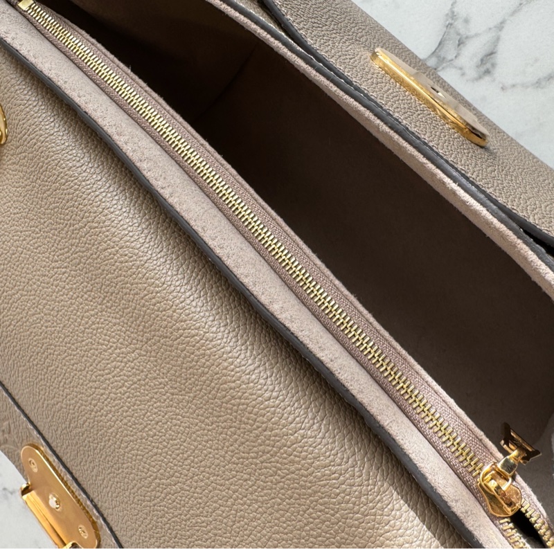 LV M44929奶茶色壓紋雙鏈肩背包-28