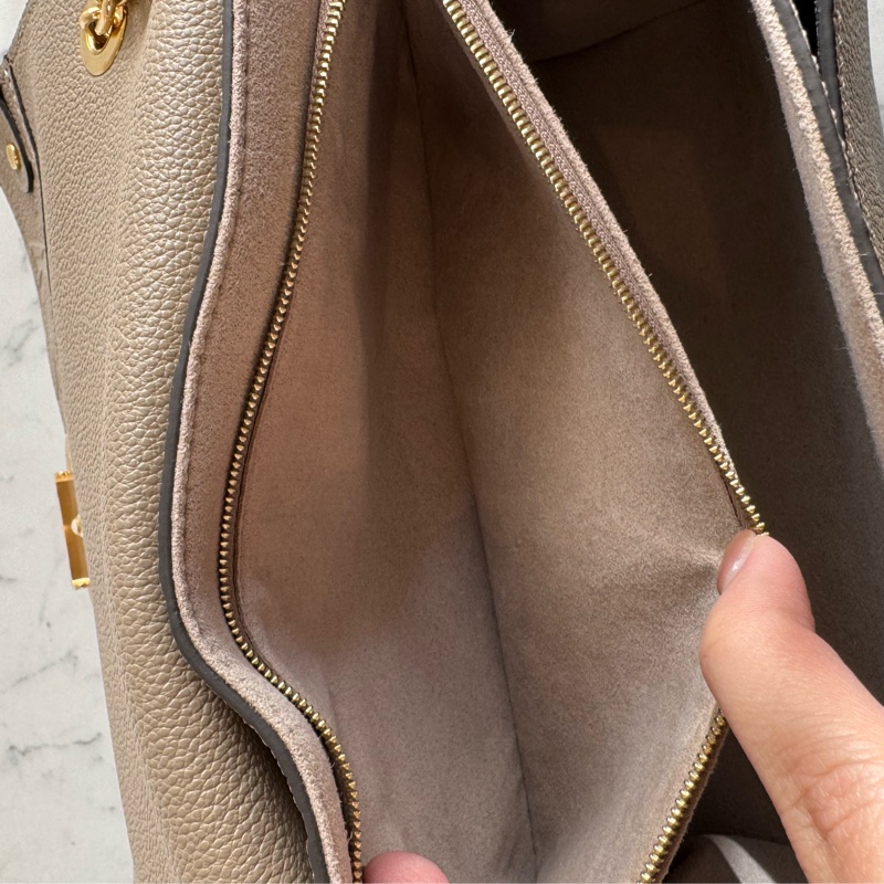 LV M44929奶茶色壓紋雙鏈肩背包-29