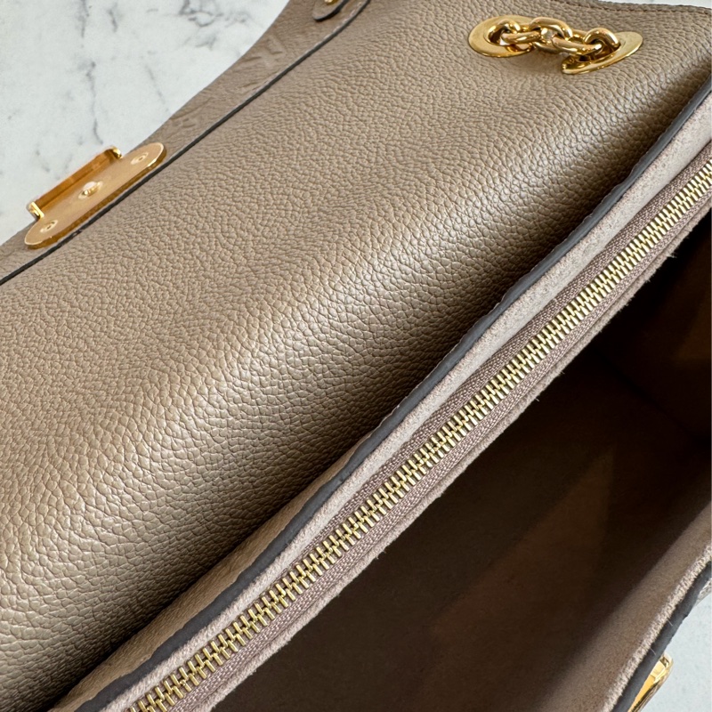 LV M44929奶茶色壓紋雙鏈肩背包-30