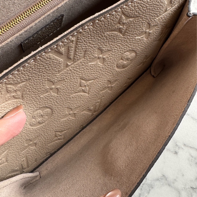 LV M44929奶茶色壓紋雙鏈肩背包-31