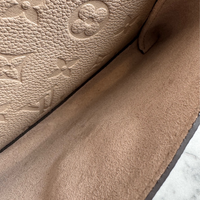 LV M44929奶茶色壓紋雙鏈肩背包-33