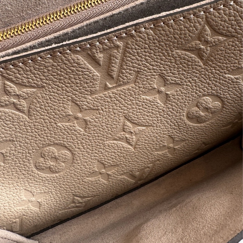 LV M44929奶茶色壓紋雙鏈肩背包-34