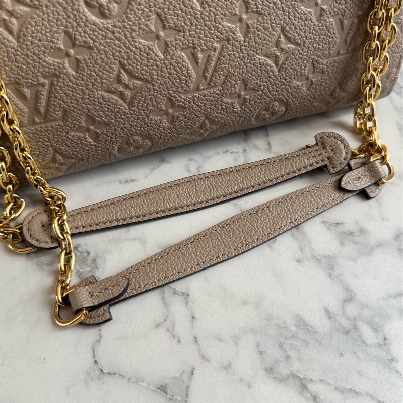 LV M44929奶茶色壓紋雙鏈肩背包-37