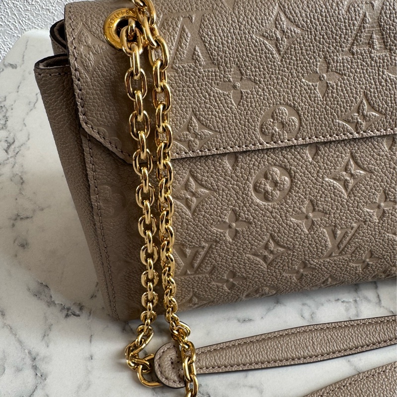 LV M44929奶茶色壓紋雙鏈肩背包-38