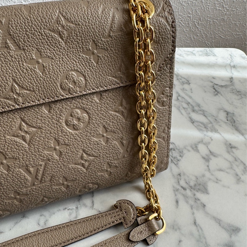 LV M44929奶茶色壓紋雙鏈肩背包-39