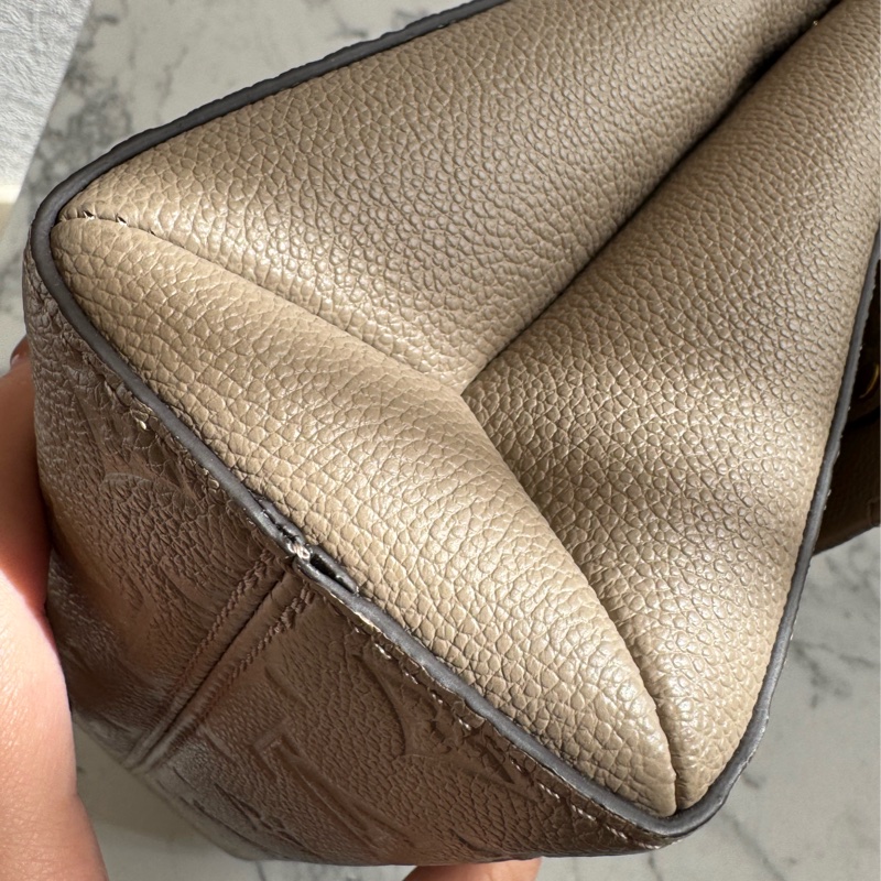 LV M44929奶茶色壓紋雙鏈肩背包-41