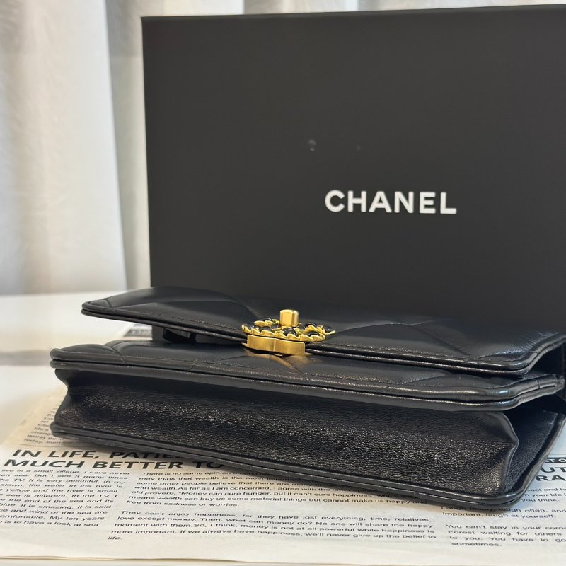 CHANEL 19 經典菱格紋雙色鍊WOC - 黑金-5