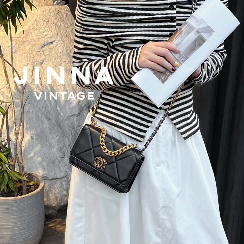 CHANEL 19 經典菱格紋雙色鍊WOC - 黑金-9