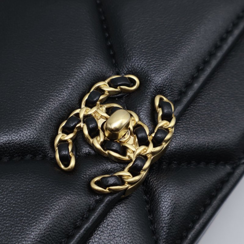 CHANEL 19 經典菱格紋雙色鍊WOC - 黑金-10