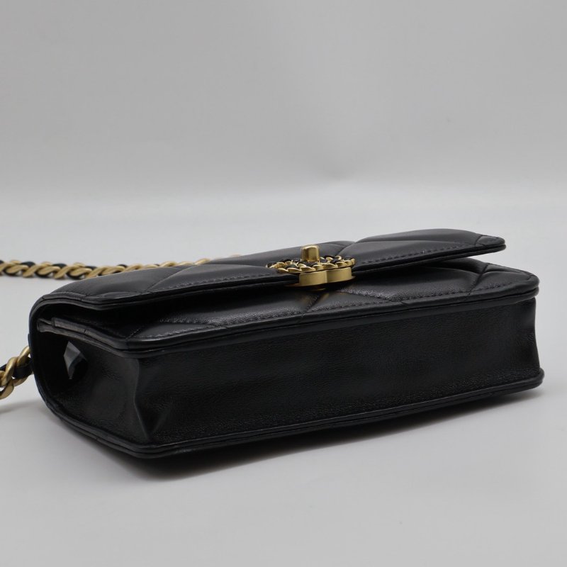CHANEL 19 經典菱格紋雙色鍊WOC - 黑金-13