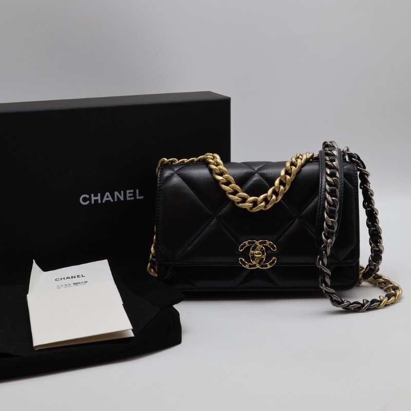 CHANEL 19 經典菱格紋雙色鍊WOC - 黑金-16