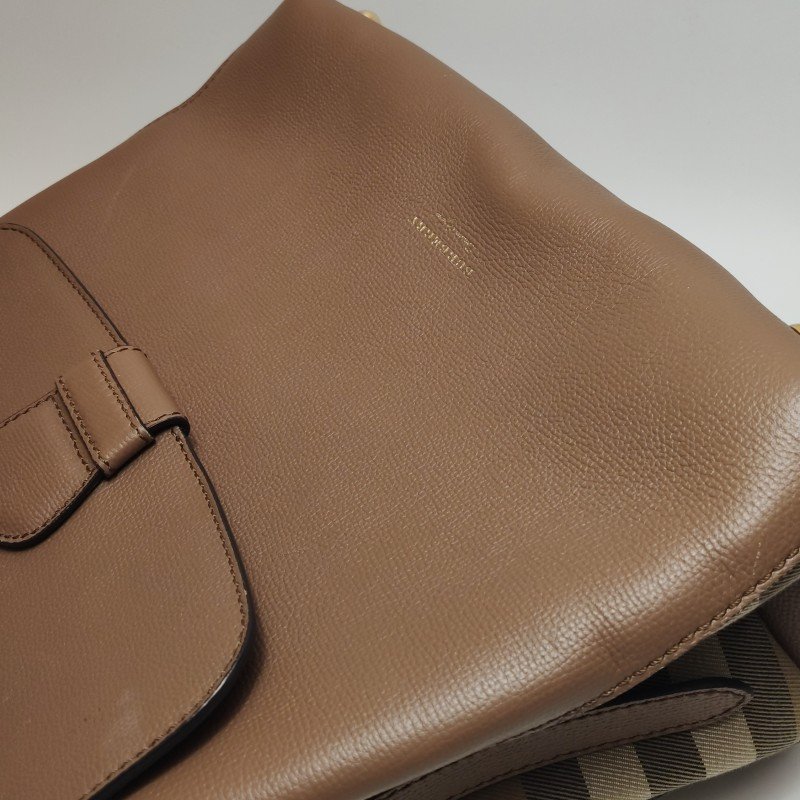 Burberry Camberley中號牛皮帆布純色字母logo單肩包-17