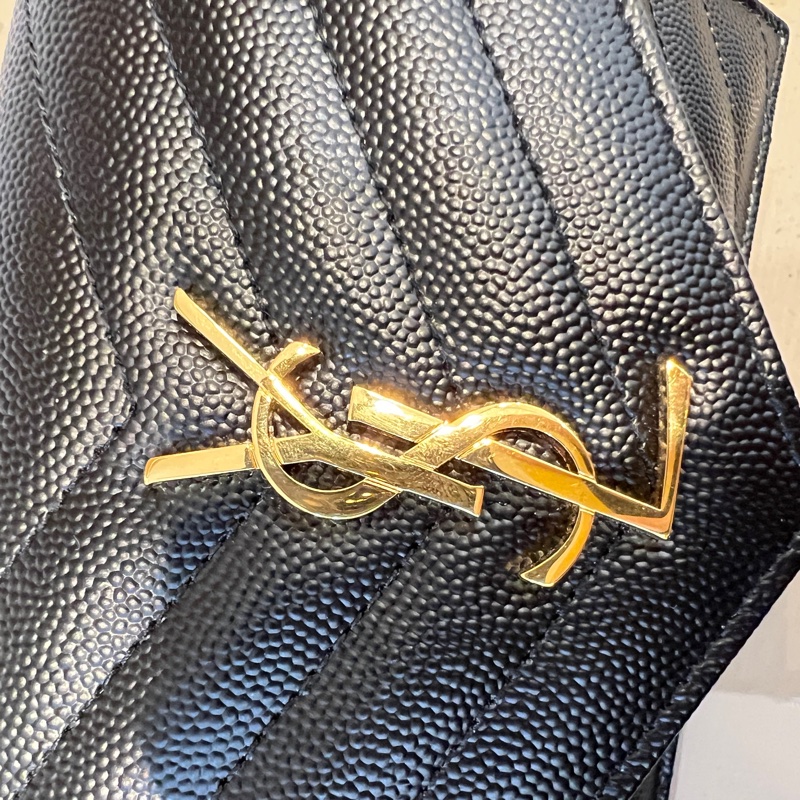 YSL 黑荔枝牛皮山型紋Cassandre WOC金釦斜背包-10