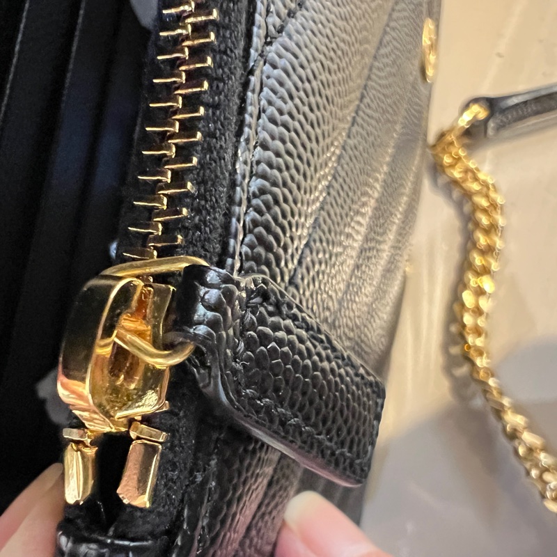 YSL 黑荔枝牛皮山型紋Cassandre WOC金釦斜背包-12