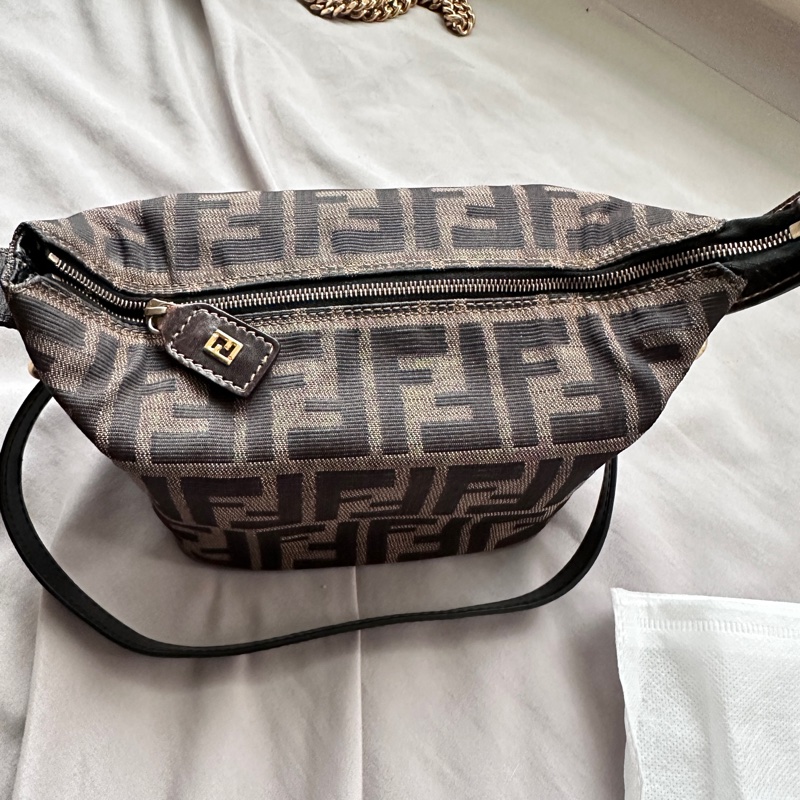 FENDI熱門款 老花金扣飯盒包，帆布內里，手提腋下兩用-1