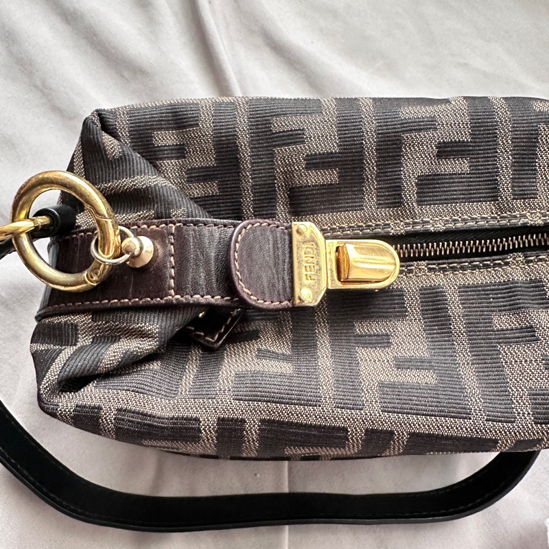 FENDI熱門款 老花金扣飯盒包，帆布內里，手提腋下兩用-2