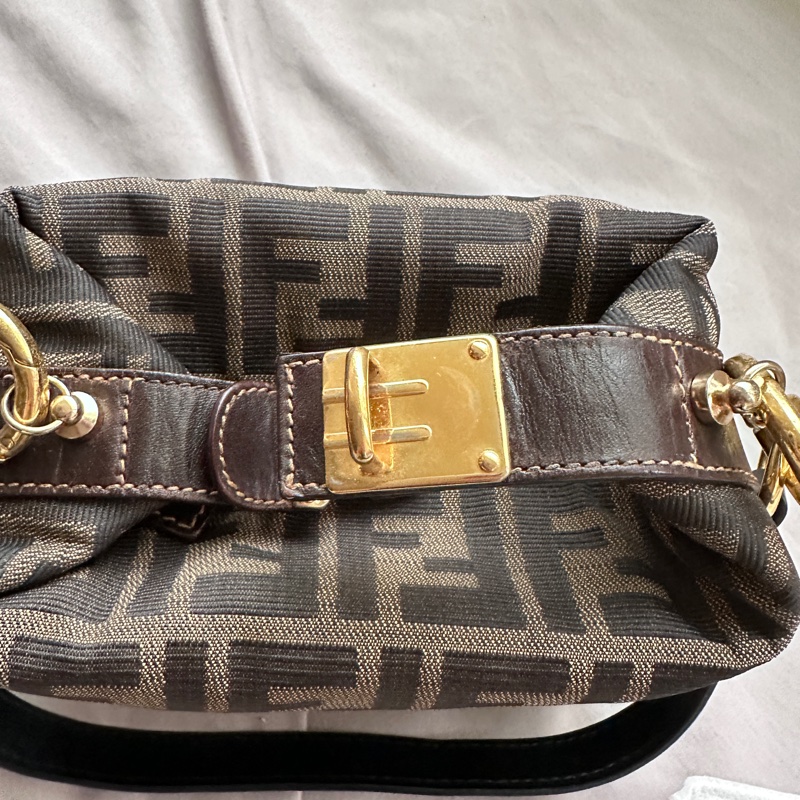 FENDI熱門款 老花金扣飯盒包，帆布內里，手提腋下兩用-3