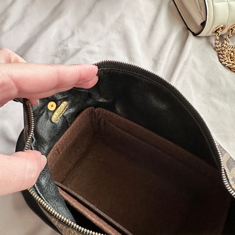 FENDI熱門款 老花金扣飯盒包，帆布內里，手提腋下兩用-6