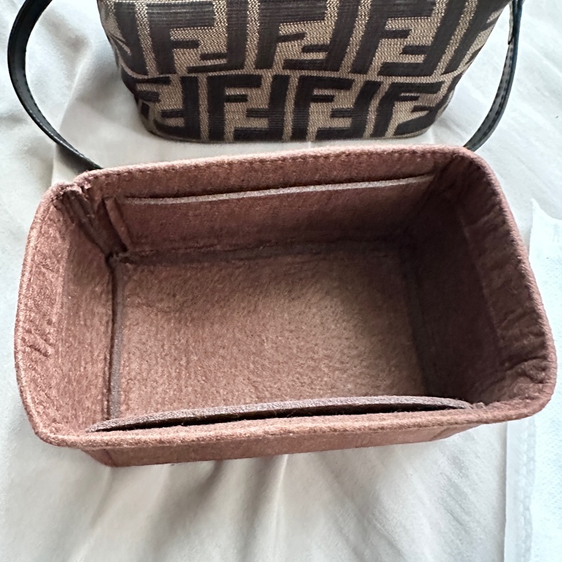 FENDI熱門款 老花金扣飯盒包，帆布內里，手提腋下兩用-7