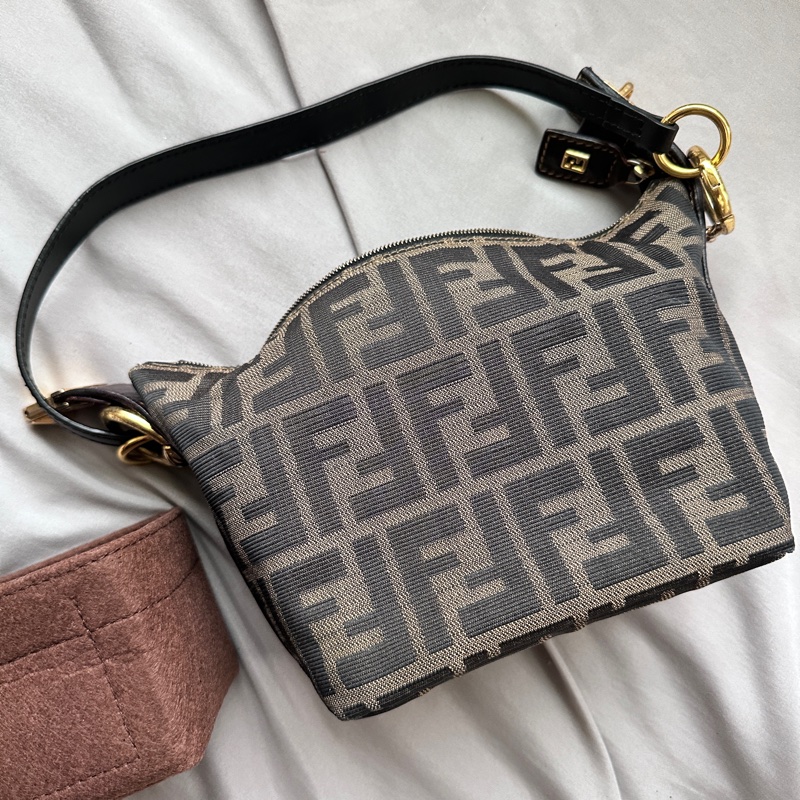 FENDI熱門款 老花金扣飯盒包，帆布內里，手提腋下兩用-8