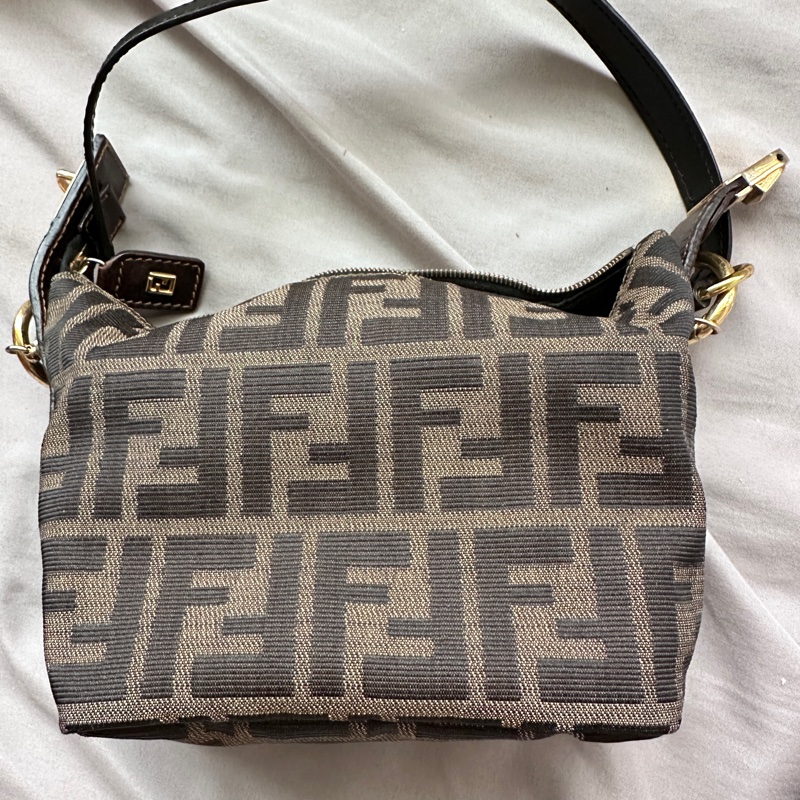 FENDI熱門款 老花金扣飯盒包，帆布內里，手提腋下兩用-9