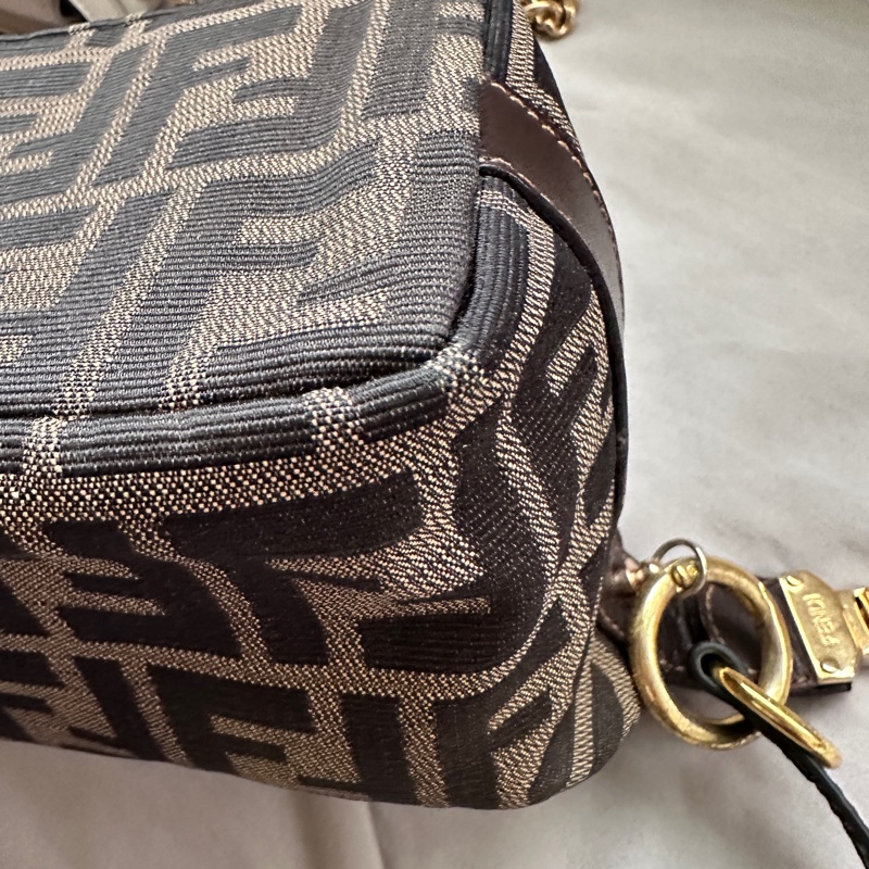 FENDI熱門款 老花金扣飯盒包，帆布內里，手提腋下兩用-10