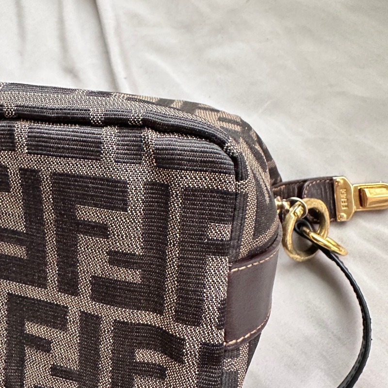 FENDI熱門款 老花金扣飯盒包，帆布內里，手提腋下兩用-11