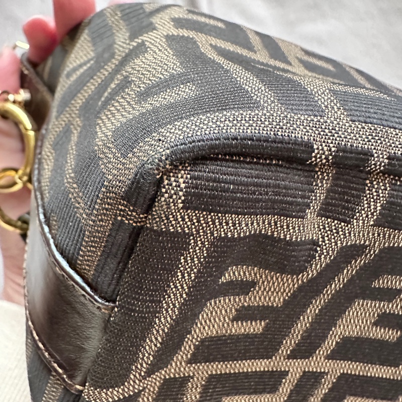 FENDI熱門款 老花金扣飯盒包，帆布內里，手提腋下兩用-12